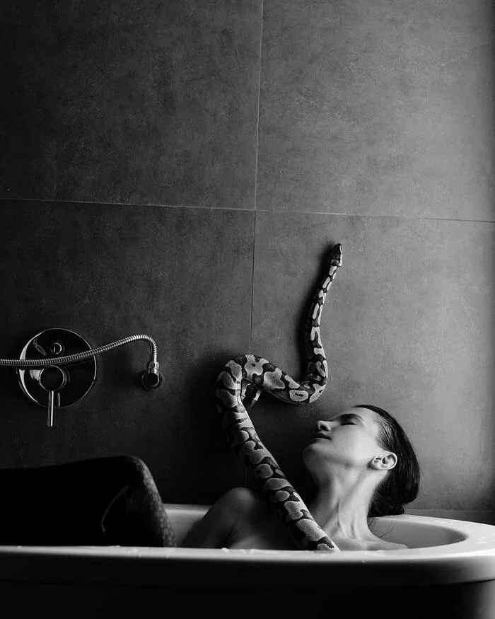 Black and white serpentarium - Girls, Snake, Black and white photo, Bath