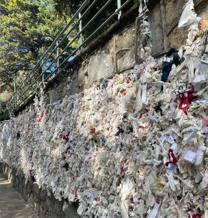 У домика Девы Марии можно оставить записочку с желанием. Пусть у всех все сбудется!