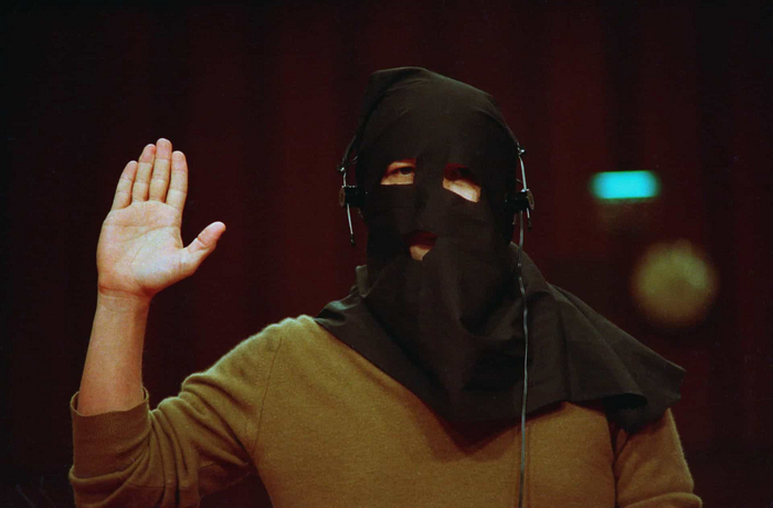 Программа защиты свидетелей иногда приобретает весьма странные формы.