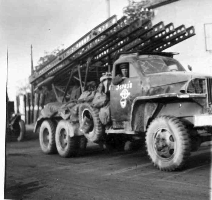 Знак Гвардия на двери кабины М-13. Знак утвержден в 1942 году