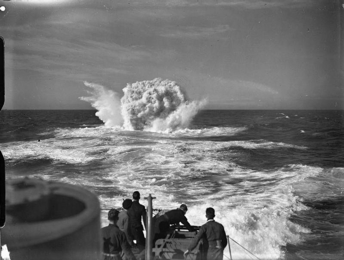 Эсминец HMS Vanoc из сопровождения атлантического конвоя сбрасывает глубинные бомбы над местом, где согласно радару находится немецкая подводная лодка. Март-апрель 1943 года