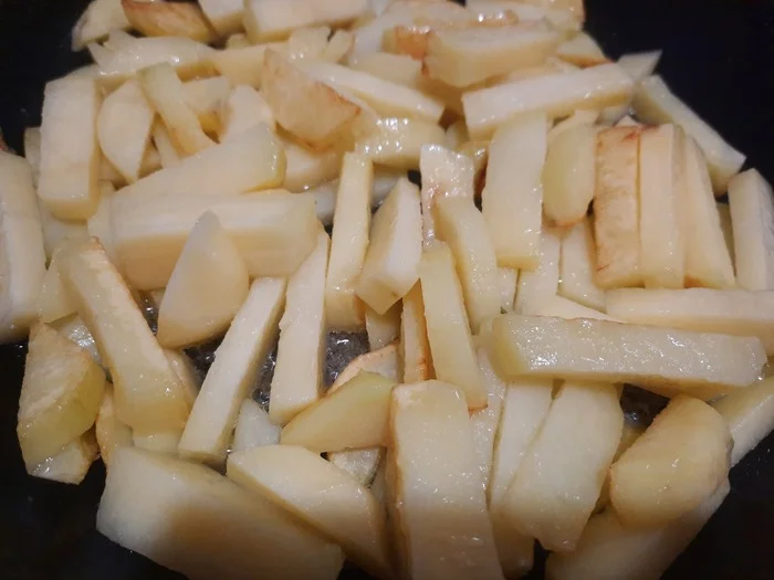 Fried potatoes in a Soviet black frying pan - My, Potato, Roast potatoes, Pan, Dinner, Dinner, Food, Longpost, Video, Vertical video, Preparation