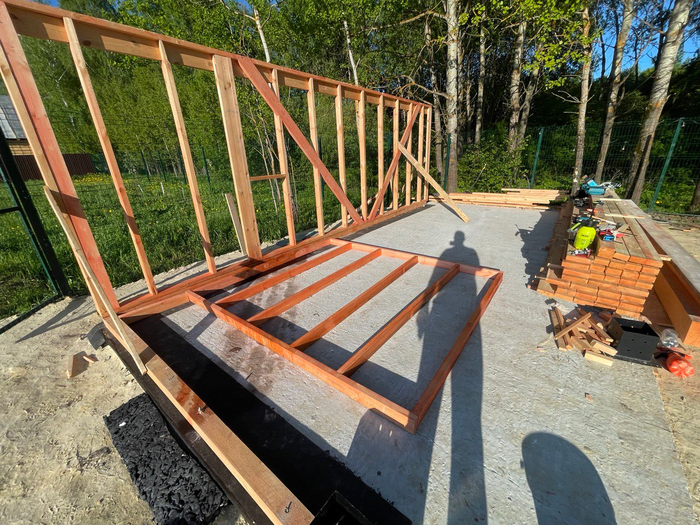 Стена стоит, вторая лежит