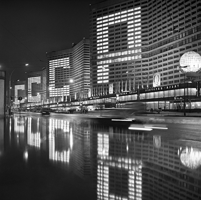 Праздничная иллюминация на проспекте Калинина (сейчас ул. Новый Арбат). 1972 од