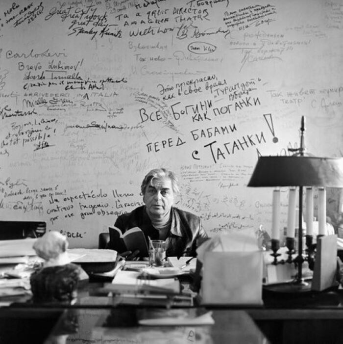 Юрий Любимов в своем кабинете в Московском Театре драмы и комедии на Таганке