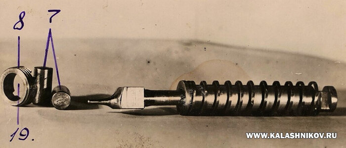 Детали запирающего механизма трёхлинейного лёгкого станкового пулёмета конструкции М. Н. Кондакова и А. А. Благонравова, где: 7 – запирающие ролики, 8 – гайка ударника
