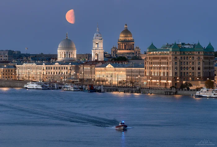 Северная Венеция - Моё, Фотография, Утро, Красивый вид, Город, Санкт-Петербург, Белые ночи, Исаакиевский собор, Луна, Пейзаж