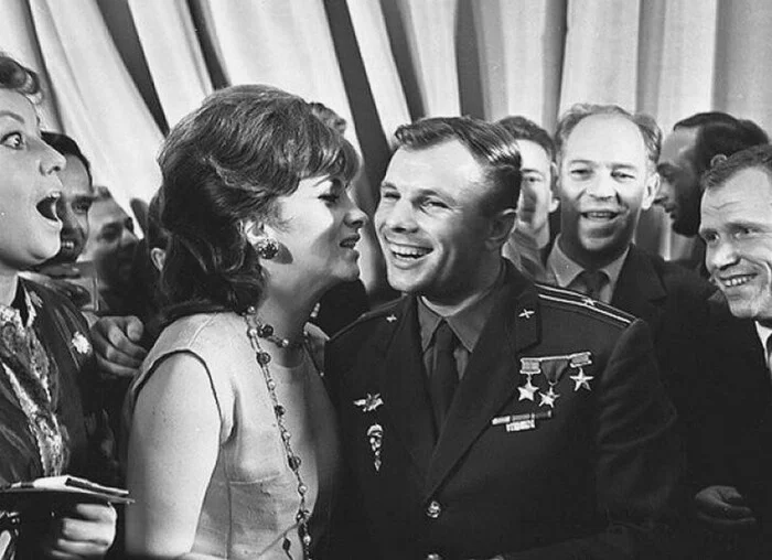 Kiss of a sex symbol: what if it’s love? - the USSR, История России, Yuri Gagarin, Film Festival, Gina Lollobrigida, Actors and actresses, Black and white photo, Old photo, Historical photo, Film, 60th, Telegram (link), Longpost, My