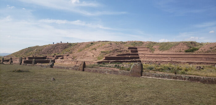 Акапана, сначала считалось, что это аллювиальный слой, позже было доказано, что он полностью искусственный