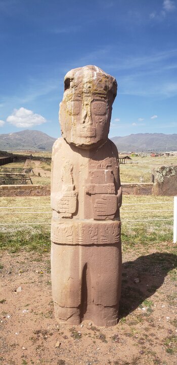 Фрайле Монолит, держащий поднос для табака и циру ; на поясе изображены прорастающие растения, которые часто принимают за крабов.