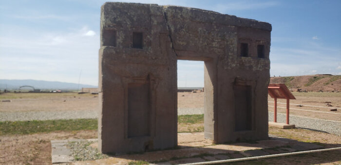 Врата Солнца, вид сзади.