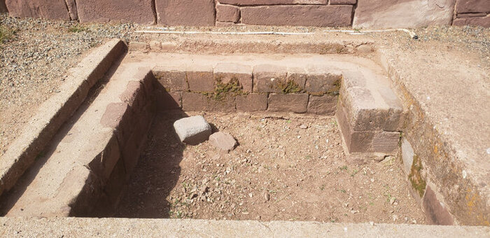 Видимо раньше тут был бассейн (возможно и для крови жертв) - мое предположение.