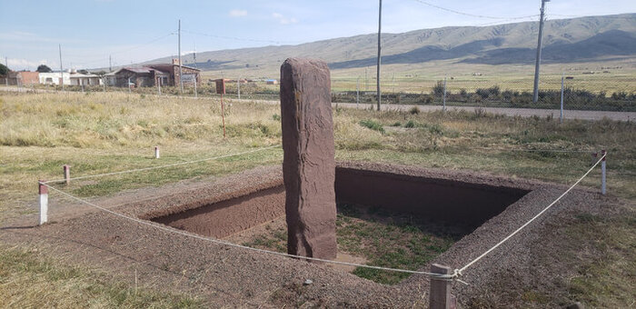 Один из стоящих камней. Возможно это была часть колонны - мое предположение.