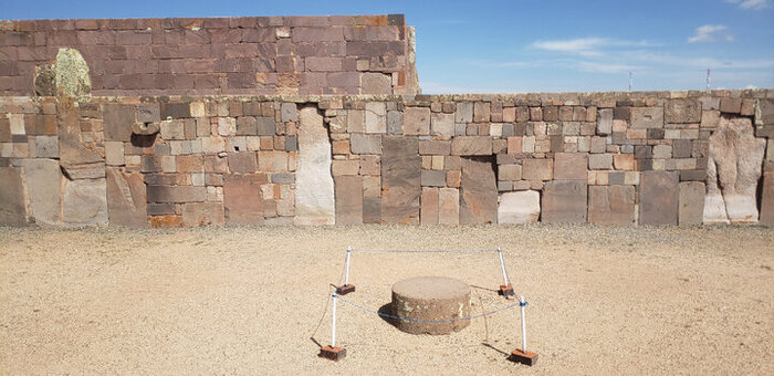 Множество огороженных монолитов и различных каменных деталей комплекса.