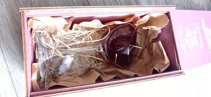 Бокал , к сожалению, ещё и разбился (вот что так загадочно побрякивало , пока несла коробку)