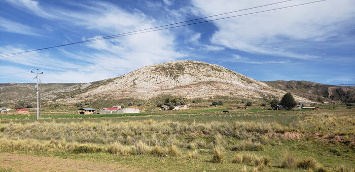 Вокруг озера и на островах находится множество поселений народов аймара и кечуа. Часть населения живёт на плавучих тростниковых островах урос (uros).Первое изображение озера в Европе представил в 1554 году испанский хронист Сьеса де Леон.