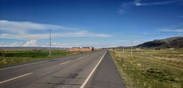 Дорога прямая как стрела, заполненность автомобилями низкая. Колеи еще нет.