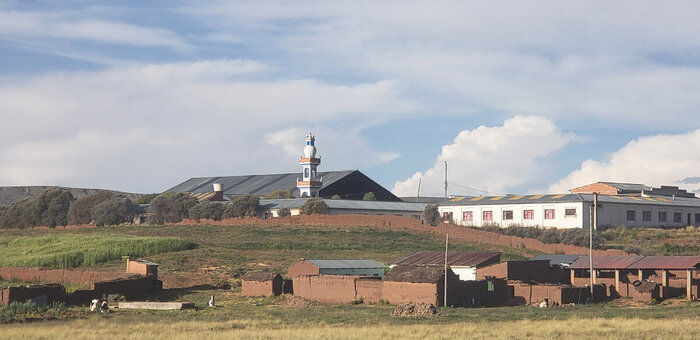 Перед поворотом в город располагается Боливийский католический университет. А эта башня судя по всему колокольня.