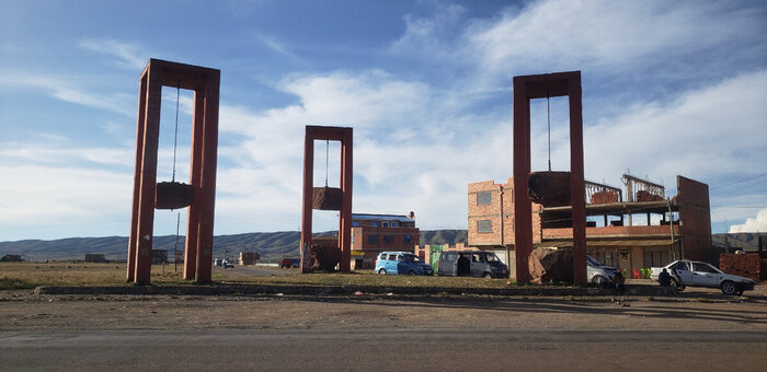 Перед въездом в Тиаванаку. Cruce tiwanaku - огромные валуны подвешены на арках. Возможно это имеет какое то глубокое значение.