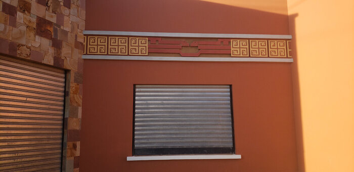 Свастичный узор на стене жилого дома