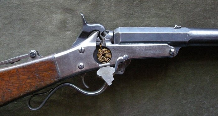 Среди разработок Эдварда Мэйнарда есть система с ленточной подачей капсюля. Кто-то наверняка вспомнит ленточные пистоны для игрушечных пистолетов из своего детства