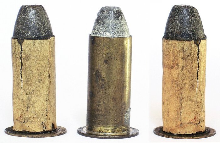 Патроны Soldered Head. У обоих экземпляров слева и справа трубка гильзы из свёрнутой латунной фольги обклеена толстой бумагой. По сравнению с латунными гильзами эти имели только недостатки