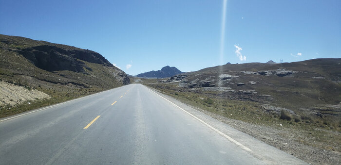Прямая как стрела дорога. По такой очень приятно ехать вниз.