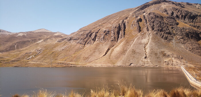 Видна часть плотины
