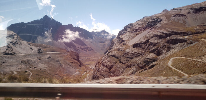 Местные водители гоняют на своих бричках по горам как сумасшедшие- привыкли к опасности.