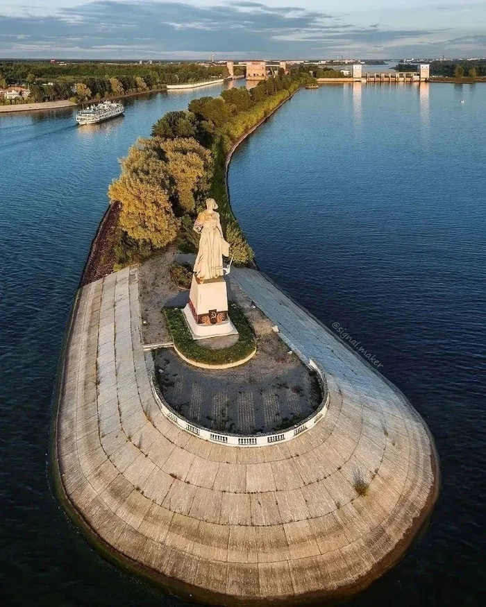 Mother Volga monument in Rybinsk, Yaroslavl region - Monument, Rybinsk, Yaroslavskaya oblast, The photo