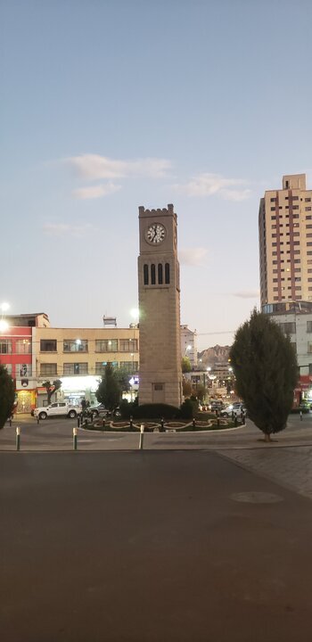 Башня с часами недалеко от вокзала