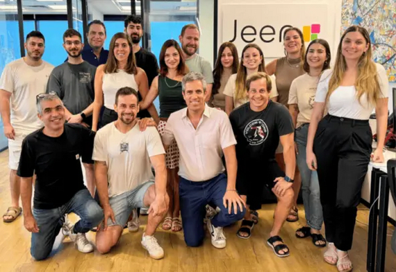 Команда <!--noindex--><a href="https://pikabu.ru/story/startap_pomogaet_krupnyim_organizatsiyam_vnedryat_genai_11834938?u=http%3A%2F%2FJeen.ai&t=Jeen.ai&h=3dd4b71b6ee2578c10b3c3355a79a399a3d06243" title="http://Jeen.ai" target="_blank" rel="nofollow noopener">Jeen.ai</a><!--/noindex--> с генеральным директором Одедом Тахори внизу слева. Фото Эфрата Купера