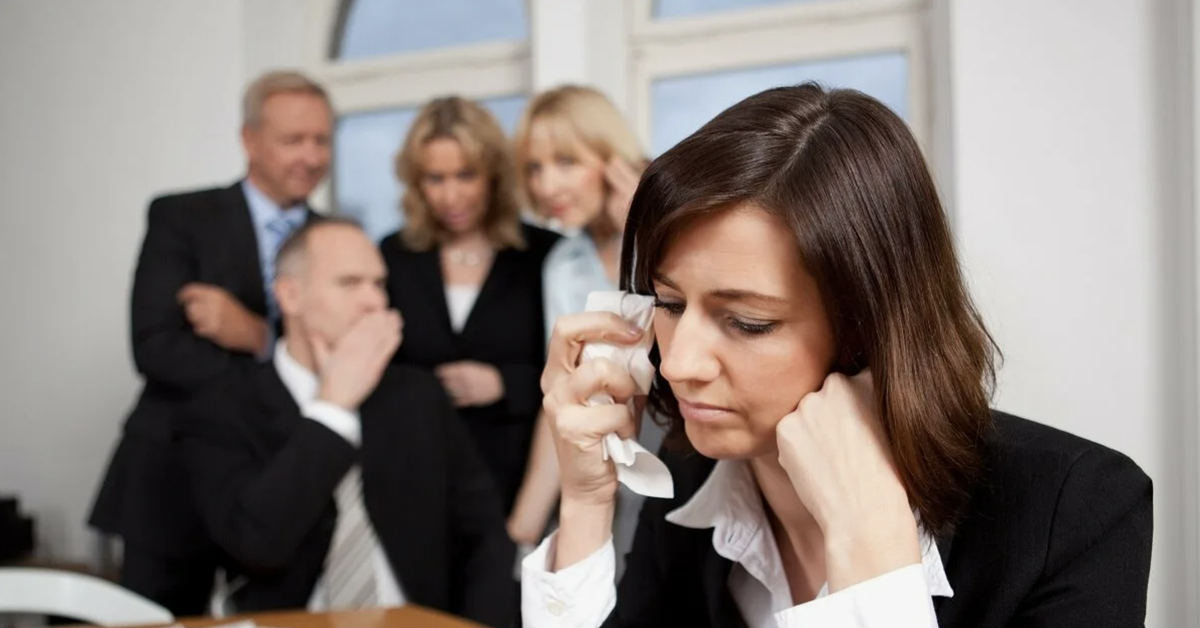 Травят в коллективе. Выгоняют из офиса. Травят в коллективе. Травля в коллективе. Обсуждение в коллективе.