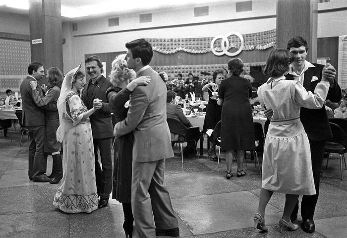 Show alcohol-free wedding. Boris Klipinitser, January 4, 1986 - The photo, Black and white photo, the USSR, Chelyabinsk, Film, Wedding, 1986, Combating alcoholism