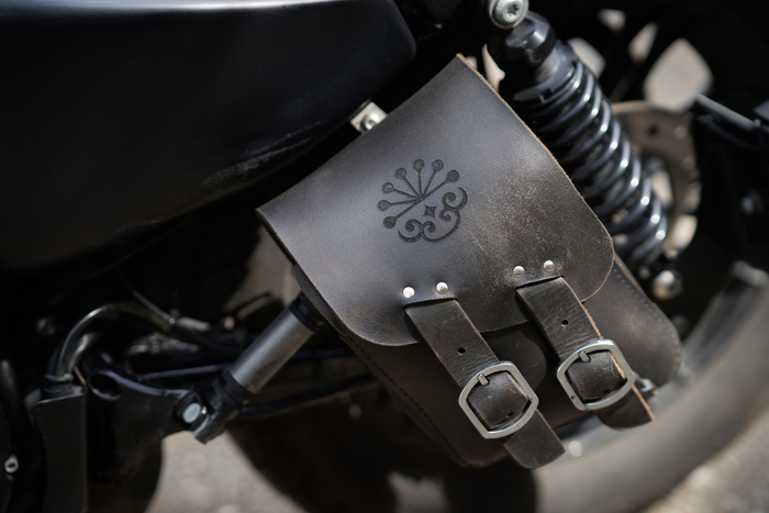 В левом я вожу дождевик.