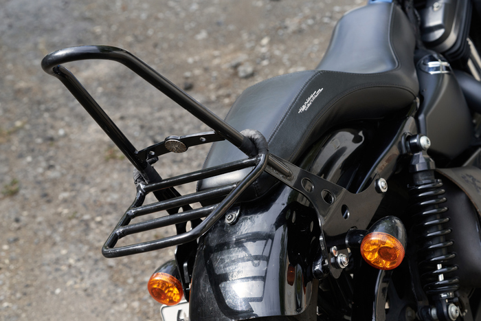 он просто надевается сверху и прижимается весом рюкзака. Ну и на всякий случай, я еще жгутиками приматываю)