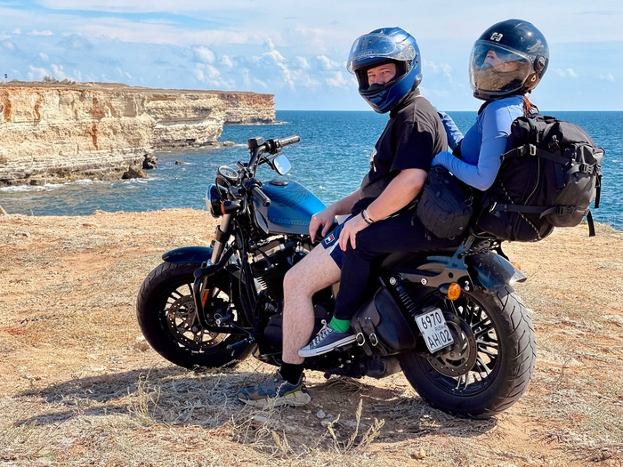 Мыс Тарханкут. Если что, мы тут одеты как бомжи потому что ехали километра полтора от отеля до пляжа)