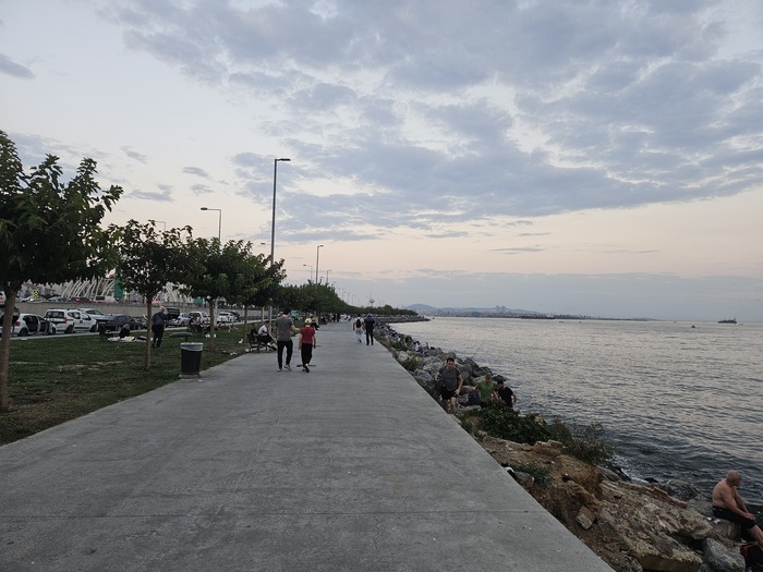 Запах птичьего дерьма и испражнений по всей протяжённости