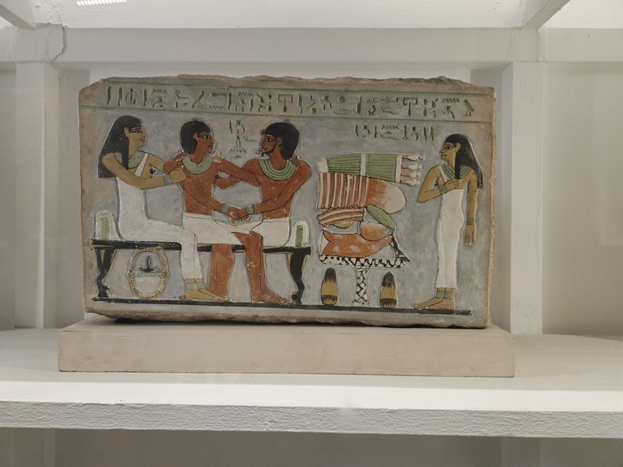 классическая картина: мужики бухают, одна баба пытается увести мужа домой, другая офигевает от количества сожранного.