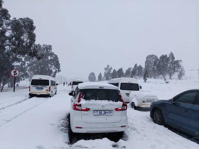 Africa has been hit by a sudden, devastating snowfall that has paralysed traffic on its roads. - Crossposting, Pikabu publish bot, Video, Soundless, Vertical video