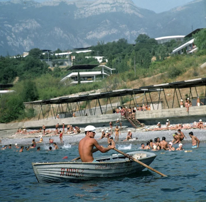 A lifeguard in a rowboat and children swimming on the beach of the Artek pioneer camp. August 1971. Photo by Wilfried Glienke - Rescuers, A boat, Beach, Black Sea, Sea, Pioneer camp, 70th, Childhood in the USSR, the USSR, Made in USSR, Artek, Telegram (link)