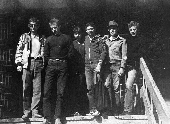 Общее фото у Новодвинского общежития. Кстати, сохранилось оно до сих пор, и даже почти не изменилось.