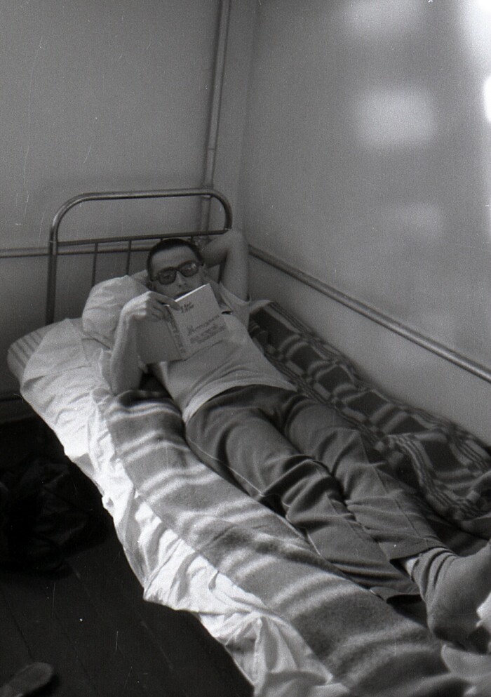 А эта Женькина фотография в общаге Новодвинска стала прообразом одной моей карикатуры