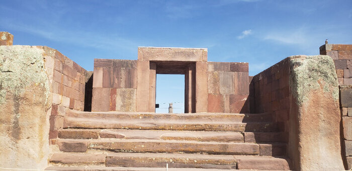 Каласасайя. Templo de Kalasasaya o Templo de las Piedras Paradas. Астрономический храм, ориентированный на поступательное движение Земли, где расположены «Пуэрта-дель-Соль» и монолиты Понсе и Фрайле.