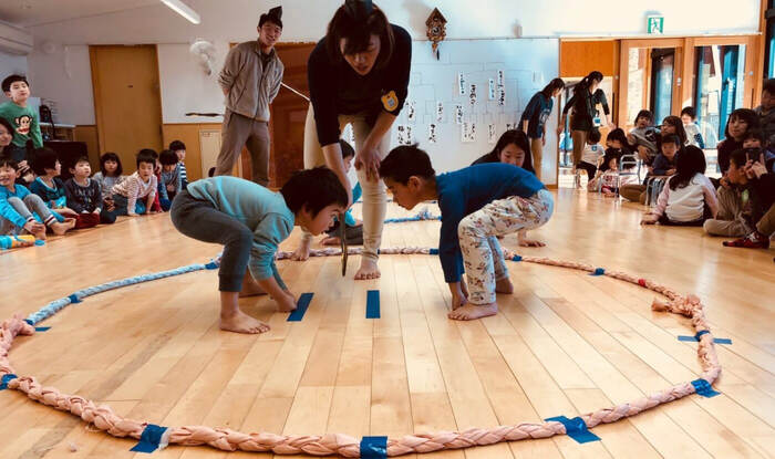 Фото <a href="https://pikabu.ru/story/yapontsev_priuchayut_k_sumo_s_rannego_detstva_11837811?u=https%3A%2F%2Fwww.doronko.jp%2Faction%2F20180215a%2F&t=%D0%BE%D1%82%D1%81%D1%8E%D0%B4%D0%B0&h=bc710c9fccb631d65bbc47dc5edac5742fa4743a" title="https://www.doronko.jp/action/20180215a/" target="_blank" rel="nofollow noopener">отсюда</a>