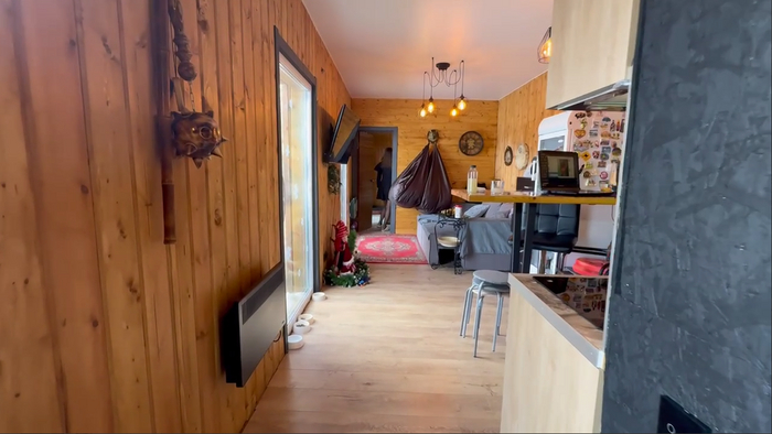 тот же дом, но уже с перегородкой)