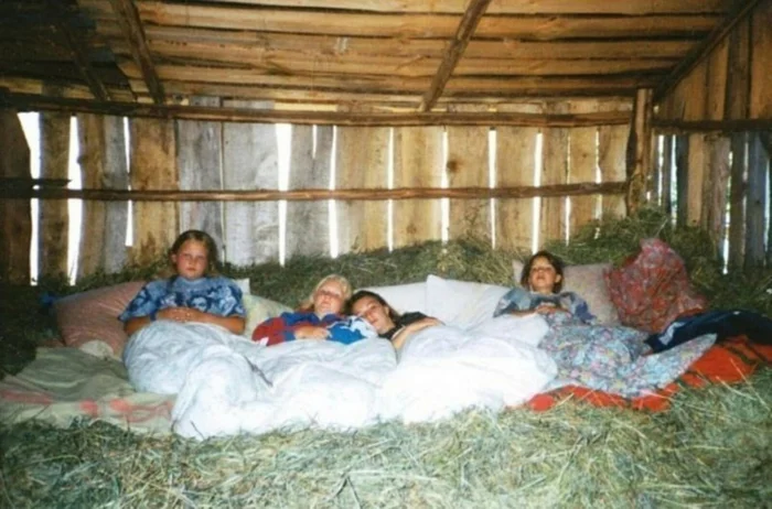 Overnight in the hayloft... The incomparable smell of hay, the crowing of roosters and the feeling of complete freedom - Hayloft, Overnight stay, Village, Village, Childhood in the USSR, Made in USSR, House, the USSR, Memories, Childhood memories, Retro, Friends, Memory, Childhood, Telegram (link), Repeat