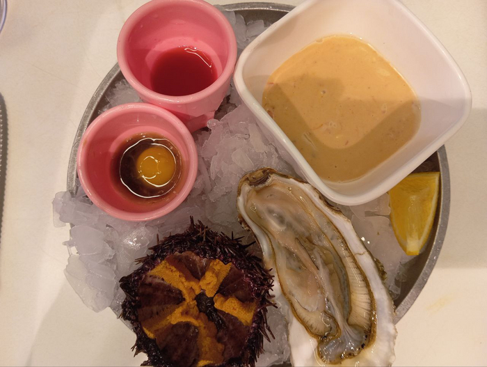 Морской ёж - 210р. Устрица 210р. В верхнем правом углу соус "Имбирный чили" 90р.