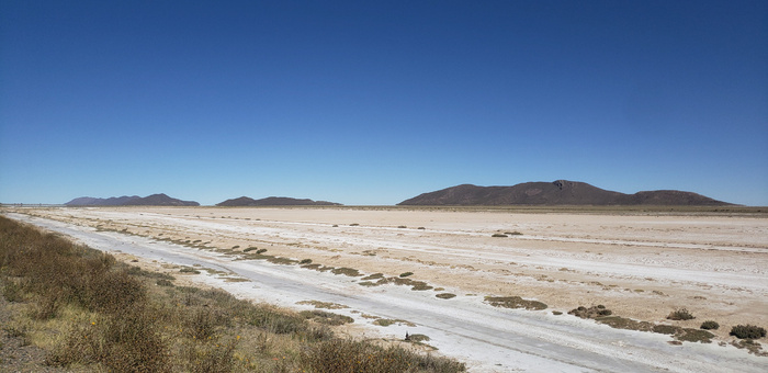 Небольшие солончаки вдоль дороги говорят о скором приближении к самому большому в мире солончаку - Уюни.