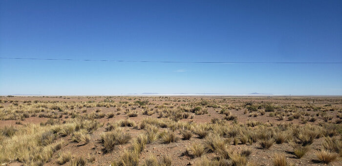 Вдалеке можно увидеть Уюни.